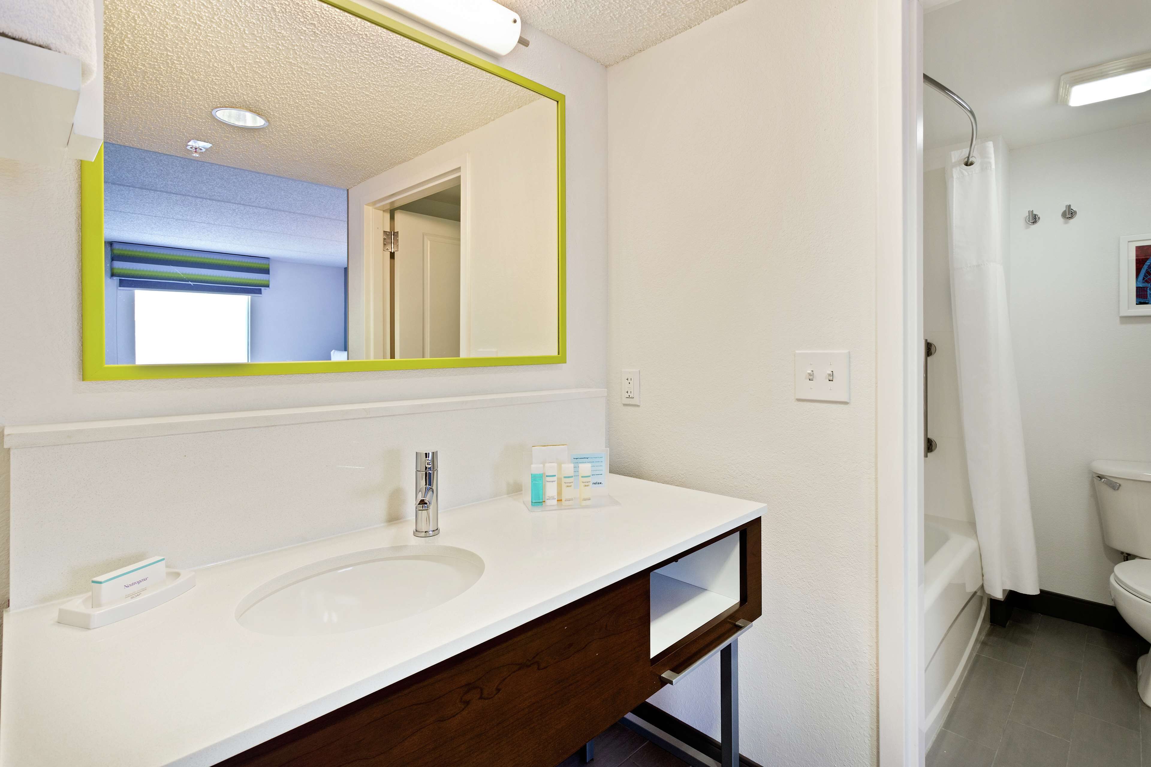 studio suite two queens | bathroom | combined shower/bathtub, free toiletries, hair dryer, towels