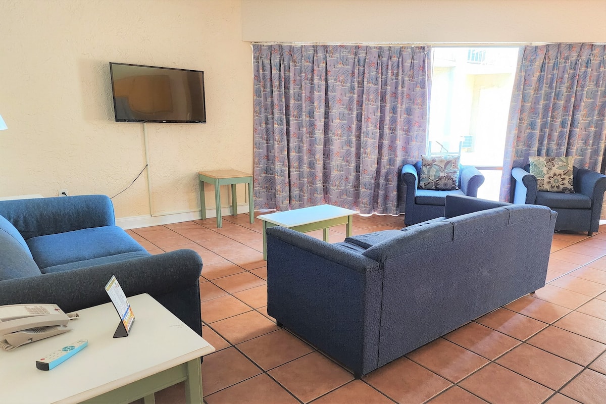 Suite | Living area | 27-inch TV with digital channels