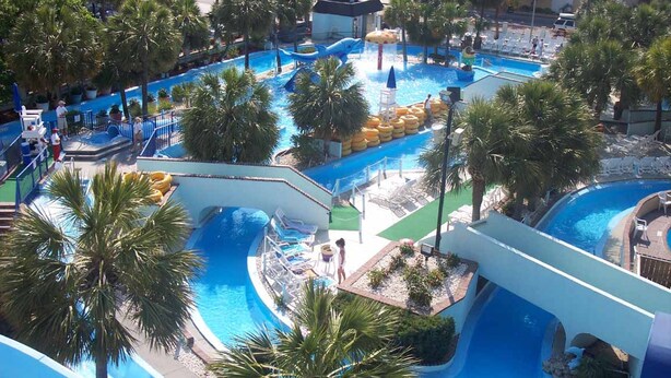 Seasonal outdoor pool - Sea Mist Oceanfront Resort (Myrtle Beach)