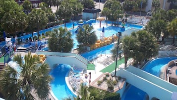 Una piscina techada, una piscina al aire libre de temporada, sombrillas