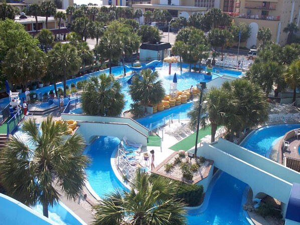 Piscine intérieure, piscine extérieure en saison, 10 h à 20 h, parasols