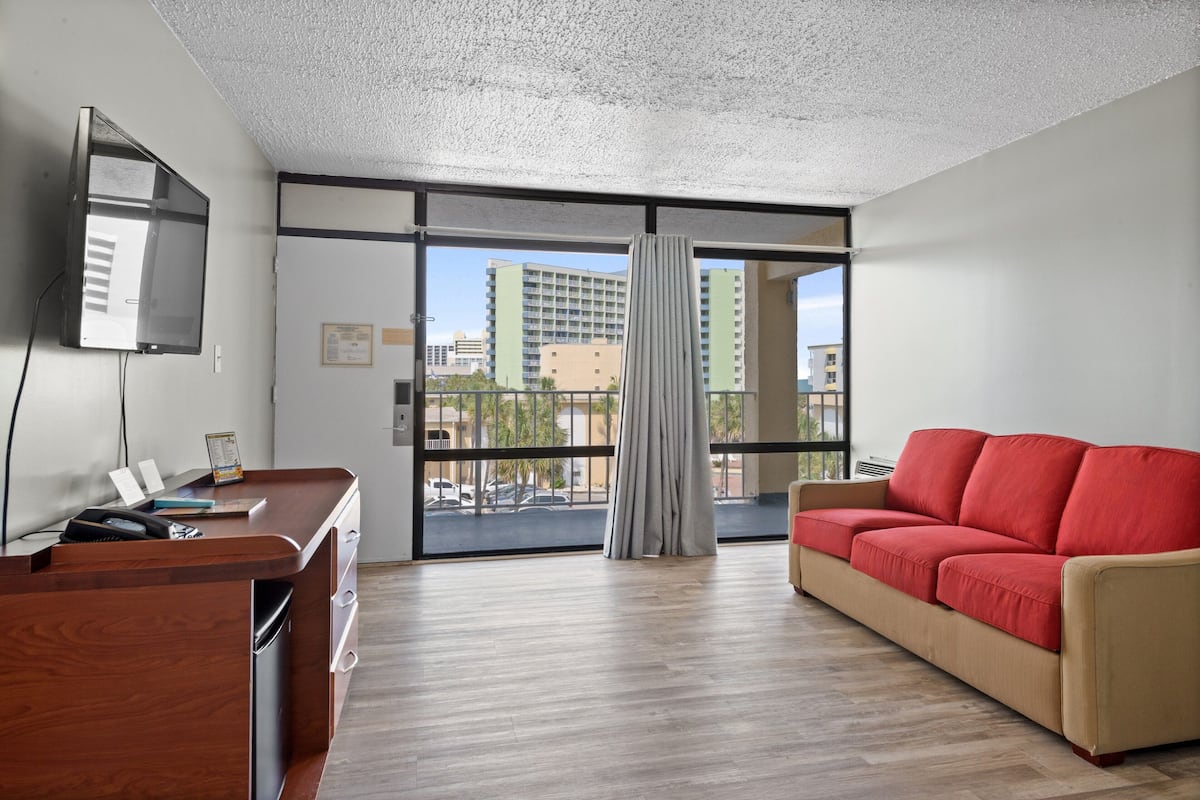Suite | Living area | 27-inch TV with digital channels