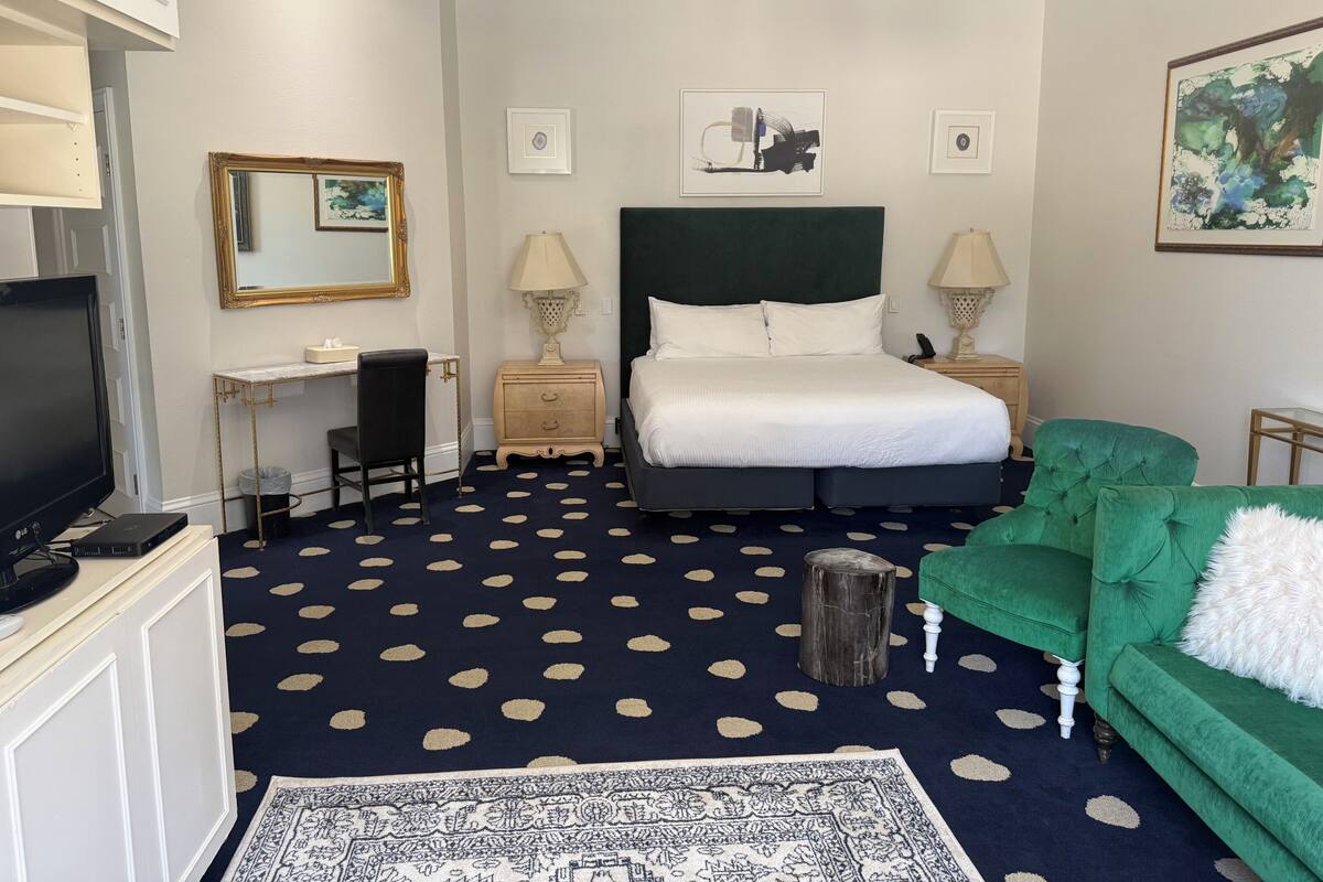 King Grand Suite | Desk, iron/ironing board, WiFi (free), individually decorated