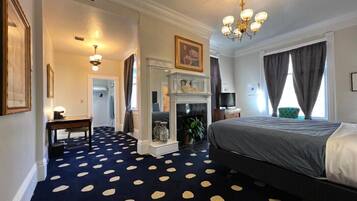 Deluxe Queen | Individually decorated, desk, iron/ironing board, free WiFi