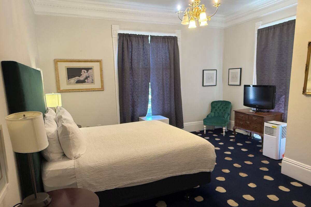Deluxe Queen | Desk, iron/ironing board, WiFi (free), individually decorated