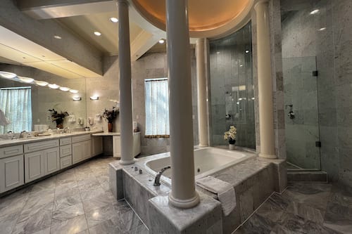 King Grand Suite | 浴室 | 淋浴/盆浴组合、按摩浴缸、免费洗浴用品、吹风机