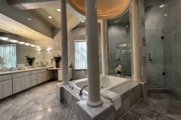 King Grand Suite | Bathroom | Combined shower/tub, jetted tub, free toiletries, hair dryer