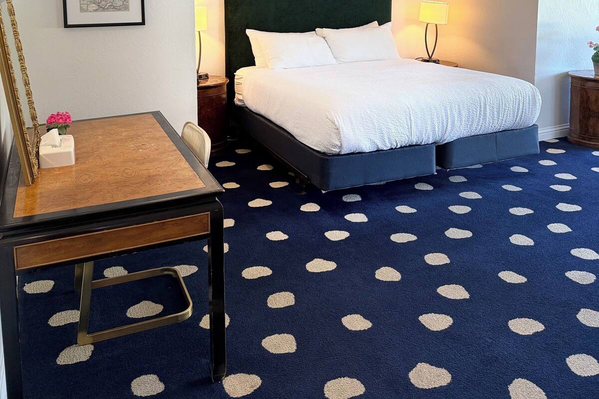 King Junior Suite | Desk, iron/ironing board, WiFi (free), individually decorated