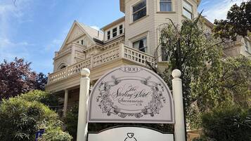 A sign for The Sterling Hotel Sacramento with a Wedgewood Weddings logo.