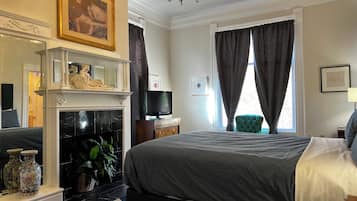 Double Queen | Individually decorated, desk, iron/ironing board, free WiFi