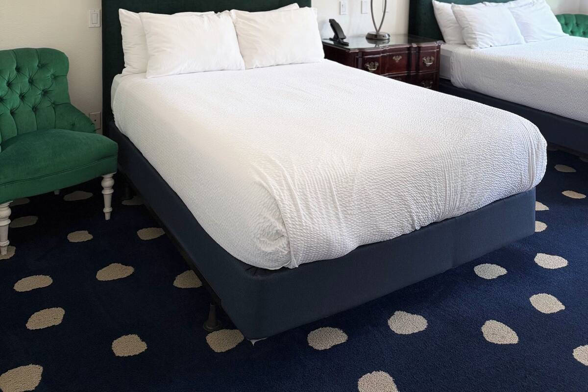 Double Queen | Desk, iron/ironing board, WiFi (free), individually decorated