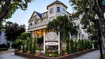 Mặt tiền nơi lưu trú
