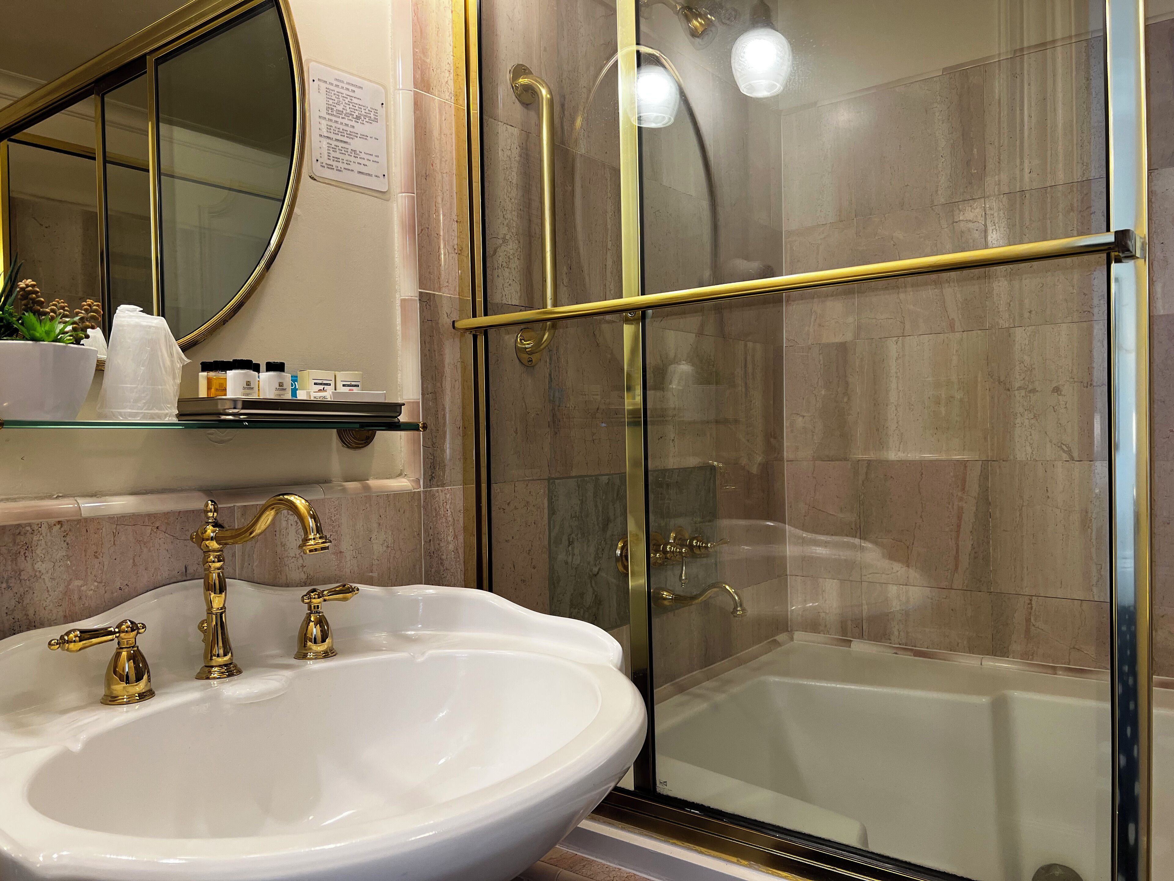 deluxe king | bathroom | combined shower/bathtub, jetted bath, free toiletries, hair dryer