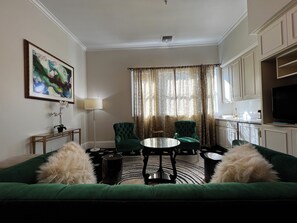 King Grand Suite | 起居區 | 平面電視
