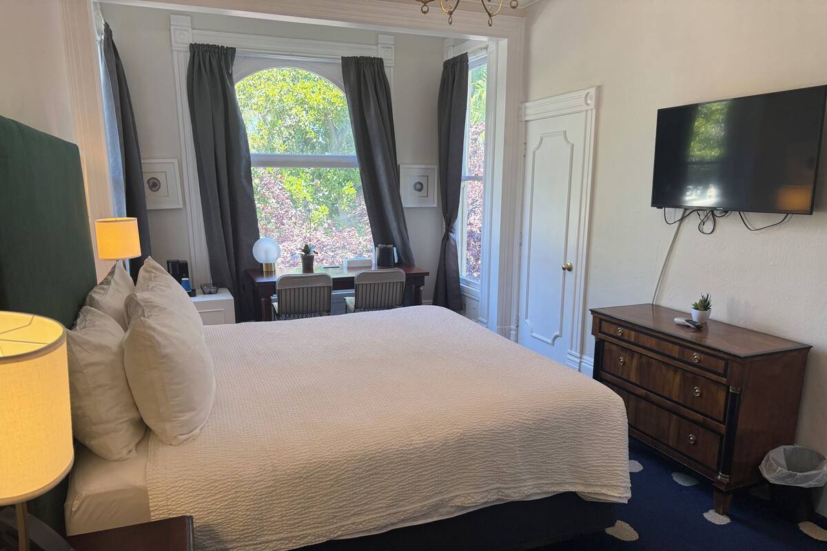 Deluxe King | Desk, iron/ironing board, WiFi (free), individually decorated