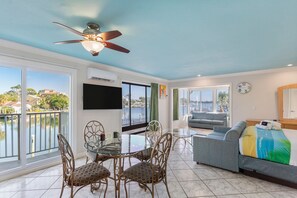 プレミアム ペントハウス ベッド (複数台) | 高級寝具、ピロートップベッド、セーフティボックス (室内)、アイロン / アイロン台