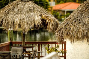 Terrace/patio - Bayview Plaza Waterfront Resort (St. Pete Beach)