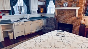 Standard Room, 1 King Bed, Kitchenette | Private kitchen
