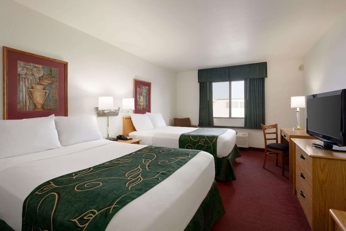 Bureau, fer et planche à repasser, lits bébé (gratuits)