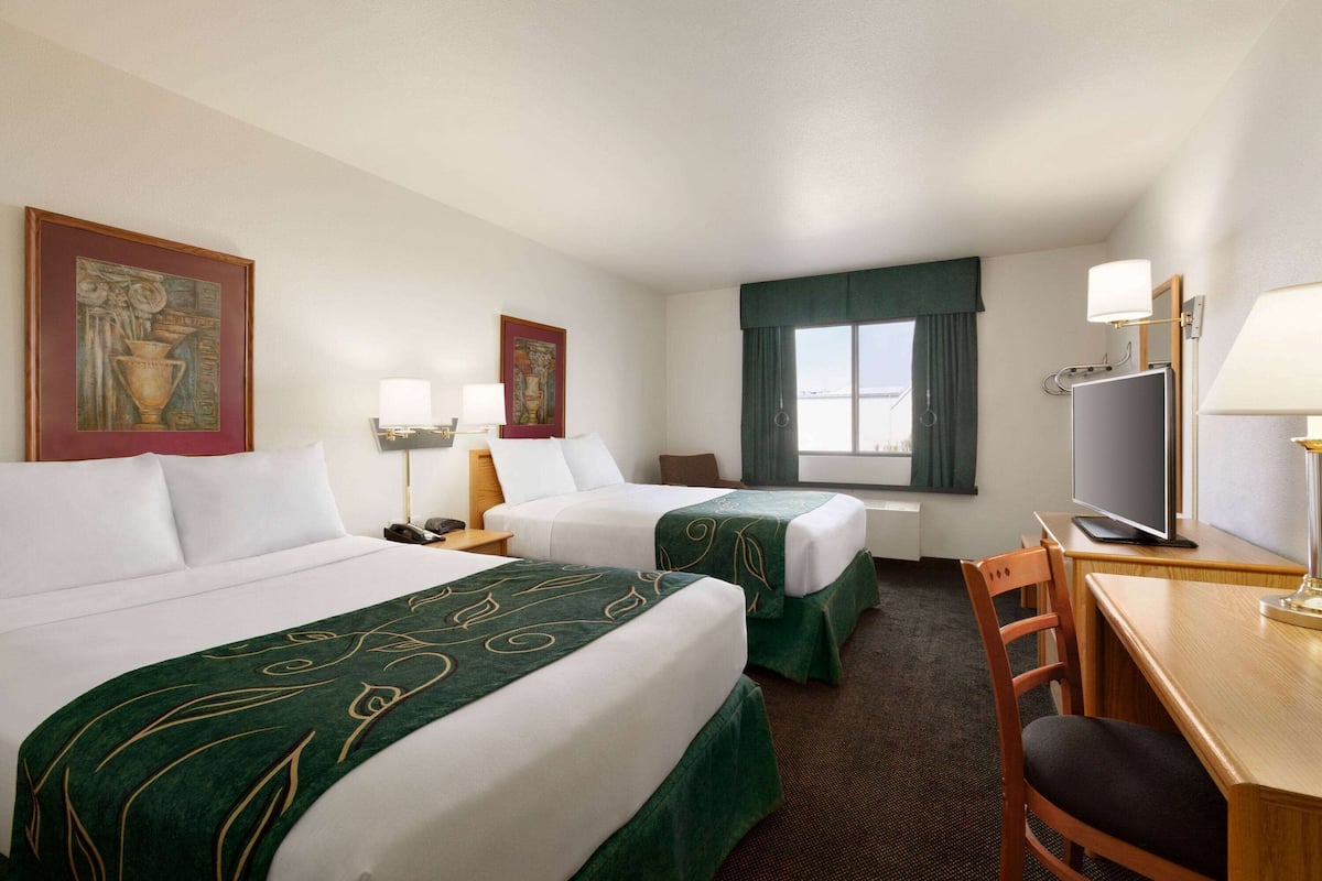 Bureau, fer et planche à repasser, lits bébé (gratuits)