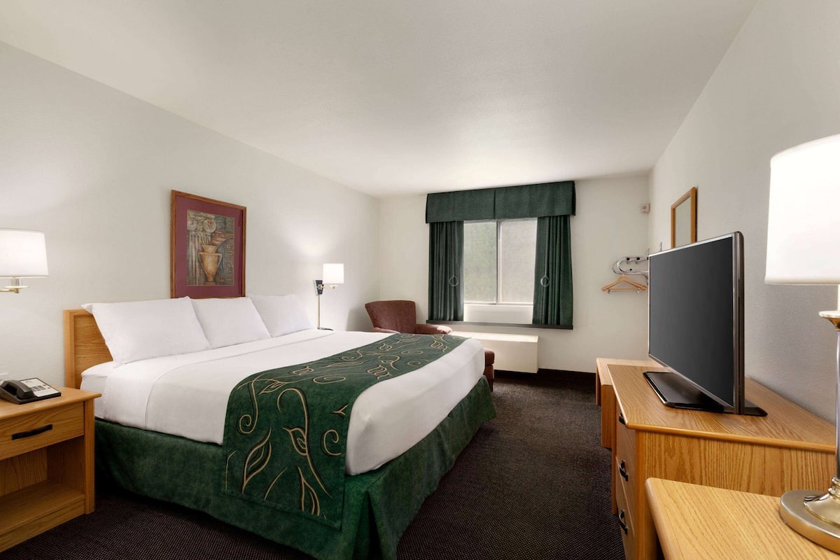 Bureau, fer et planche à repasser, lits bébé (gratuits)