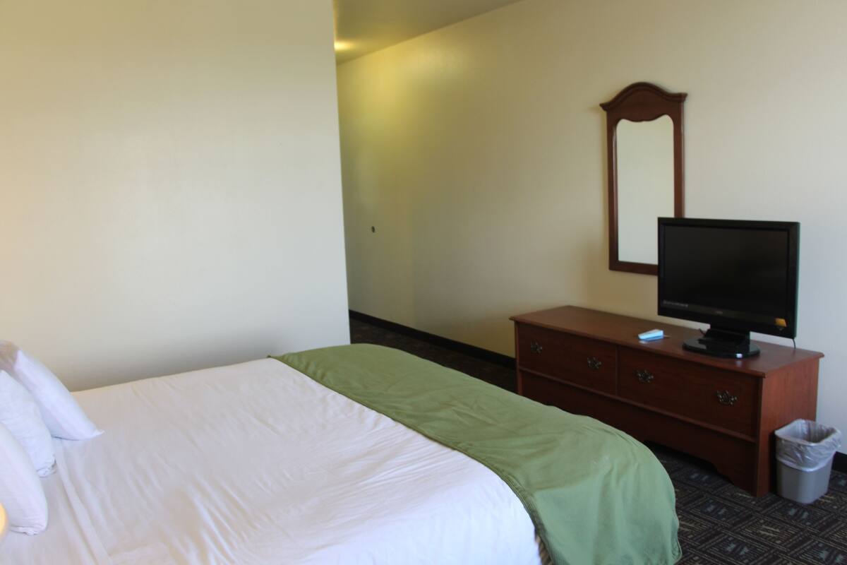 Standard Room, 1 King Bed | Internet, alarm clocks