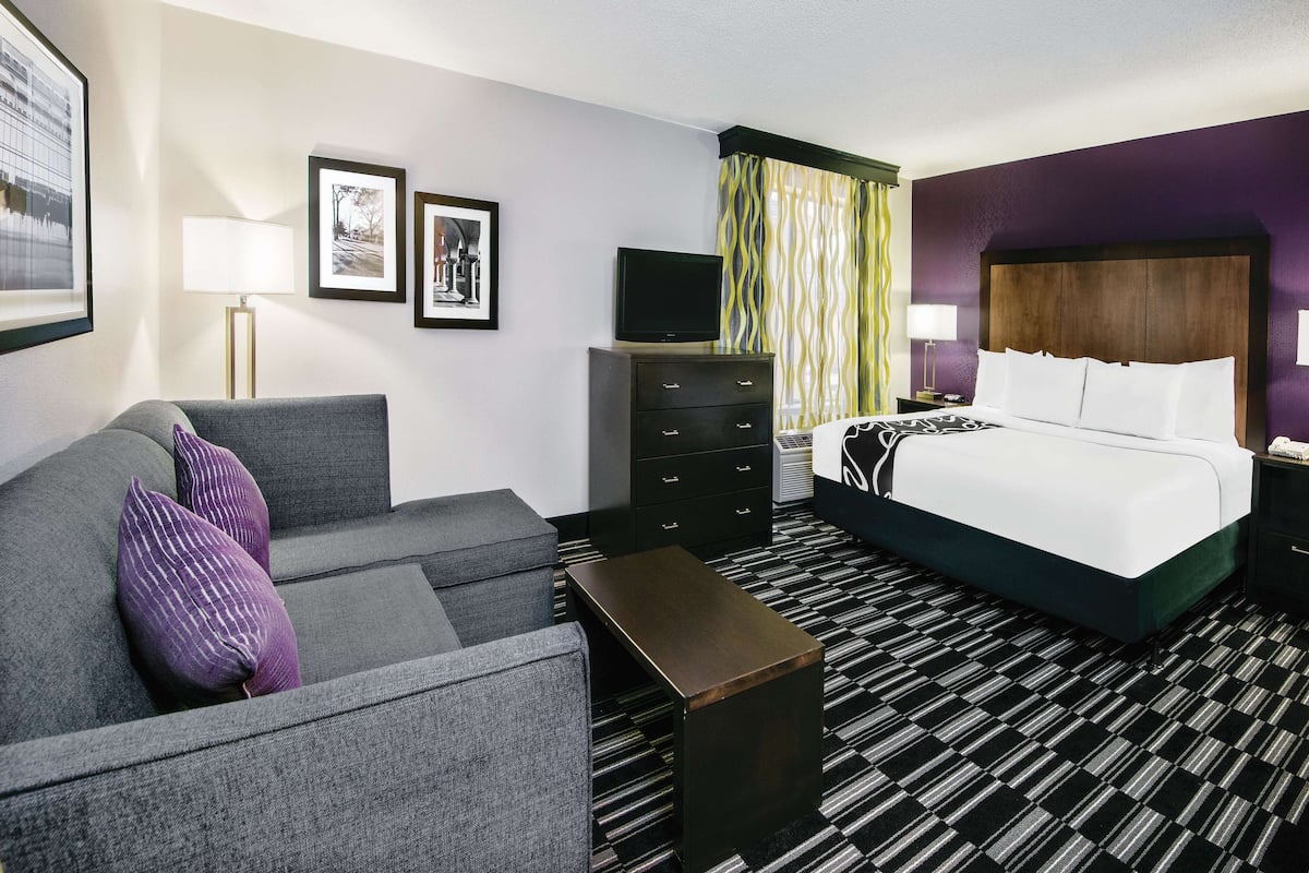 Room, 1 King Bed, Non Smoking | Premium bedding, desk, laptop workspace, blackout drapes
