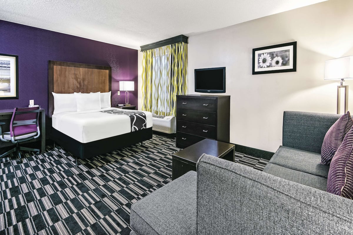 Room, 1 Queen Bed, Non Smoking, Kitchen (Mobility,Hearing,Tub w/Grab Bars) | Premium bedding, desk, laptop workspace, blackout drapes