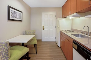 Premium bedding, desk, laptop workspace, blackout curtains - La Quinta Inn & Suites by Wyndham The Woodlands/Spring (Spring)