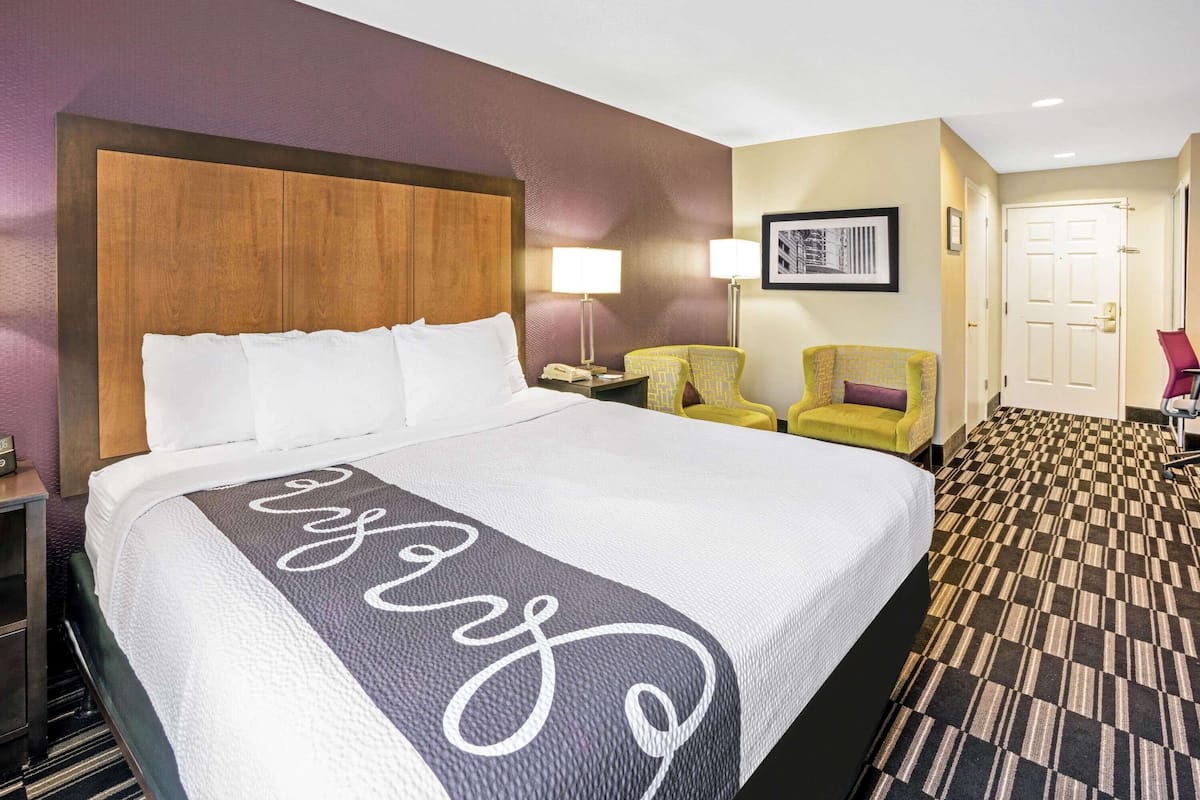 Executive Room, 1 King Bed, Non Smoking | Premium bedding, desk, laptop workspace, blackout drapes