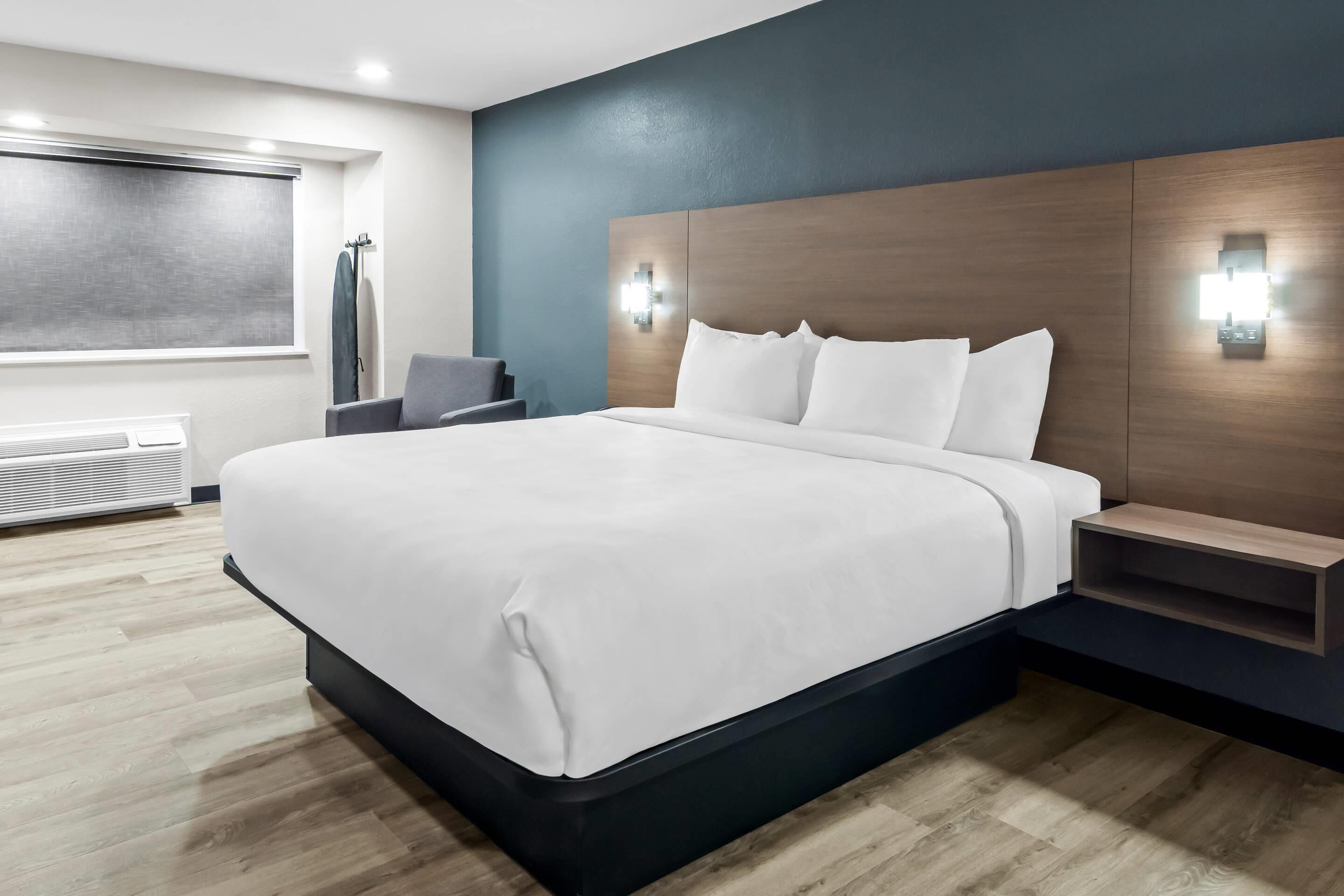 Standard Room, 1 King Bed, Non Smoking | In-room safe, desk, soundproofing, iron/ironing board