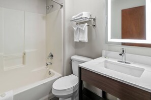 Chambre Standard, 1 très grand lit, non-fumeurs | Coffres-forts dans les chambres, bureau, chambres insonorisées