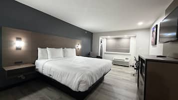 Tallelokero huoneessa, työpöytä, äänieristys, silitysrauta/-lauta