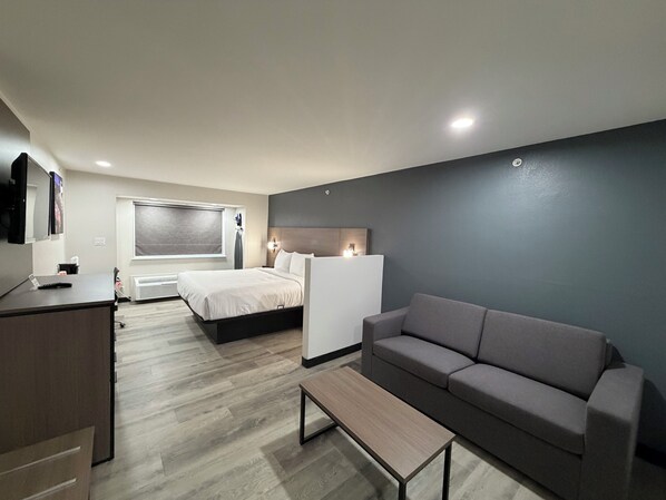 Suite, 1 cama King size y sofá cama, para no fumadores | Caja de seguridad en la habitación, escritorio y insonorización 