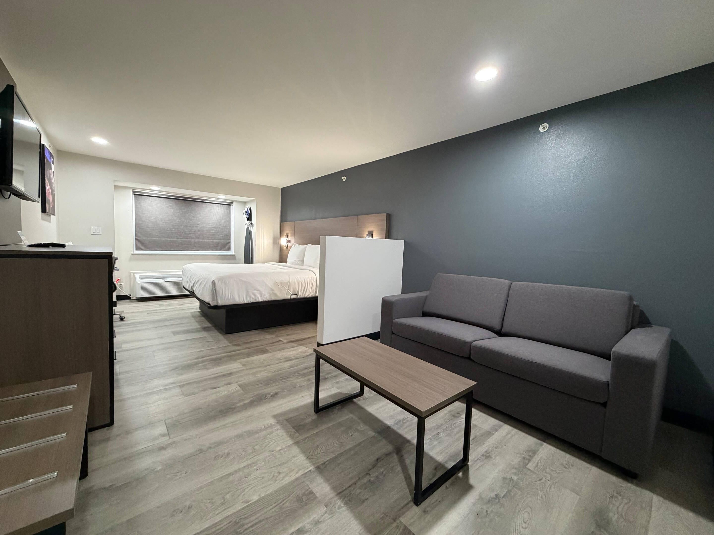 房內夾萬、書桌、隔音、熨斗/熨衫板