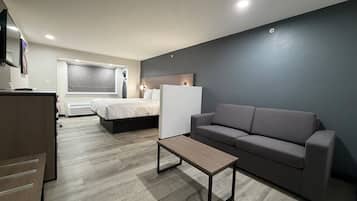 Tallelokero huoneessa, työpöytä, äänieristys, silitysrauta/-lauta