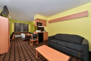 Zimmersafe, Schreibtisch, schallisolierte Zimmer, Bügeleisen/Bügelbrett