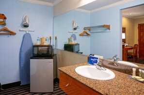 Duschwanne, kostenlose Toilettenartikel, Haartrockner, Handtücher