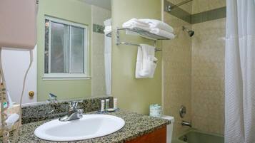 Combined shower/bathtub, free toiletries, hair dryer, towels