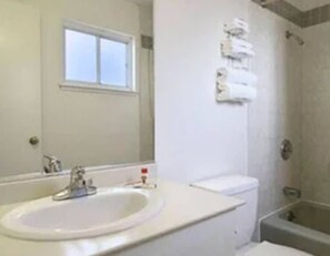 Combined shower/bathtub, free toiletries, hair dryer, towels