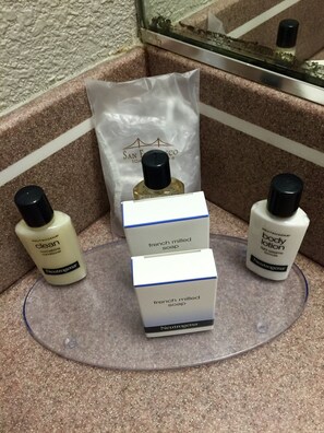 Chuveiro/banheira combinados, produtos de toalete grátis