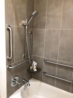 Combined shower/tub, free toiletries, hair dryer, towels - Hotel Parmani (Palo Alto)