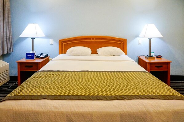 Premium bedding, desk, iron/ironing board, free WiFi