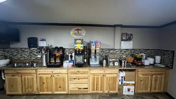 Café da manhã para viagem grátis todos os dias