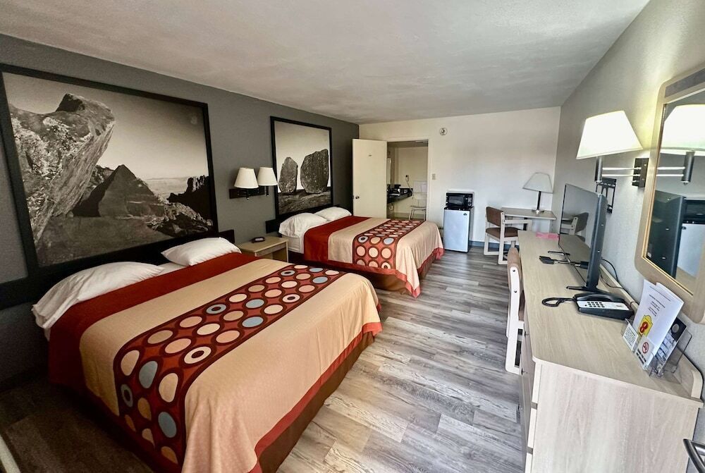 Escritorio, cortinas blackout, wifi gratis y ropa de cama 