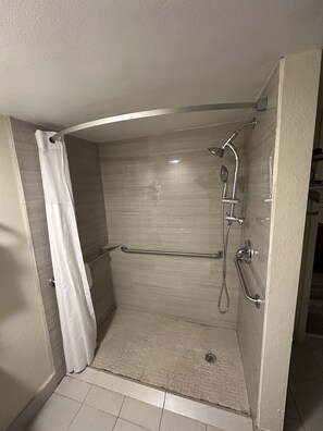 Combined shower/bathtub, free toiletries, hair dryer, towels