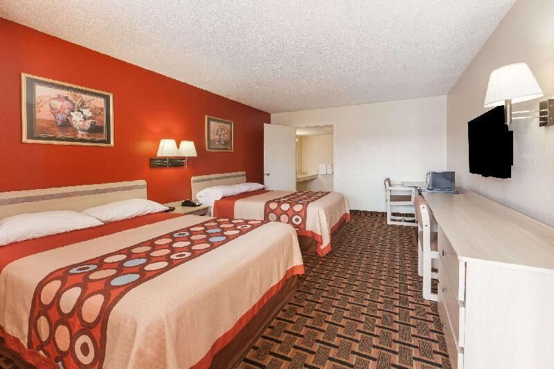 Escritorio, cortinas blackout, wifi gratis y ropa de cama 