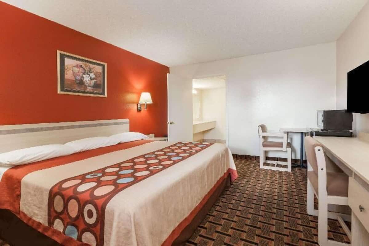 Escritorio, cortinas blackout, wifi gratis y ropa de cama