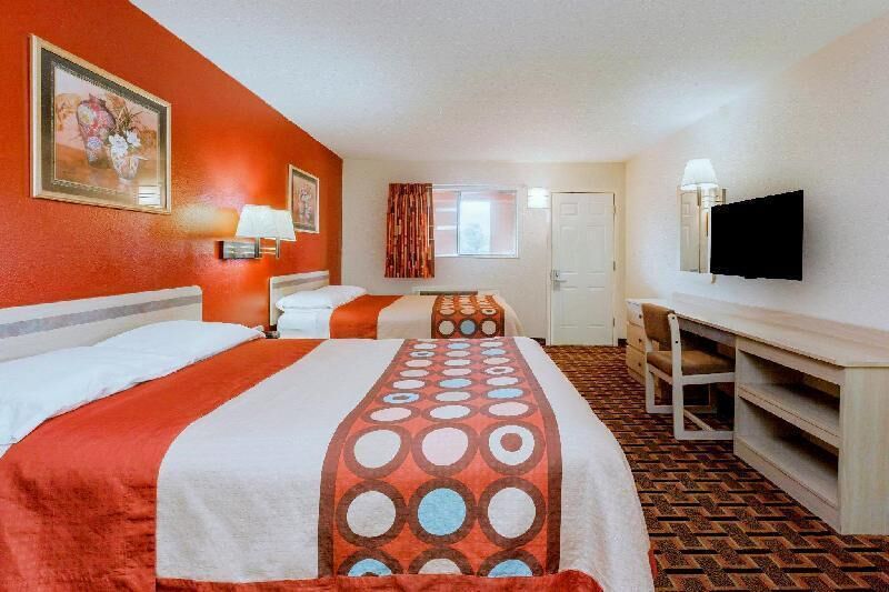 Escritorio, cortinas blackout, wifi gratis y ropa de cama 