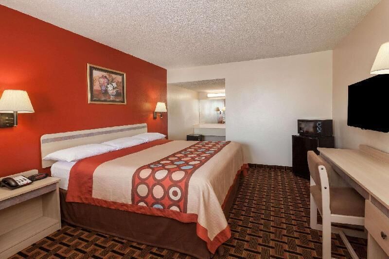 Escritorio, cortinas blackout, wifi gratis y ropa de cama 